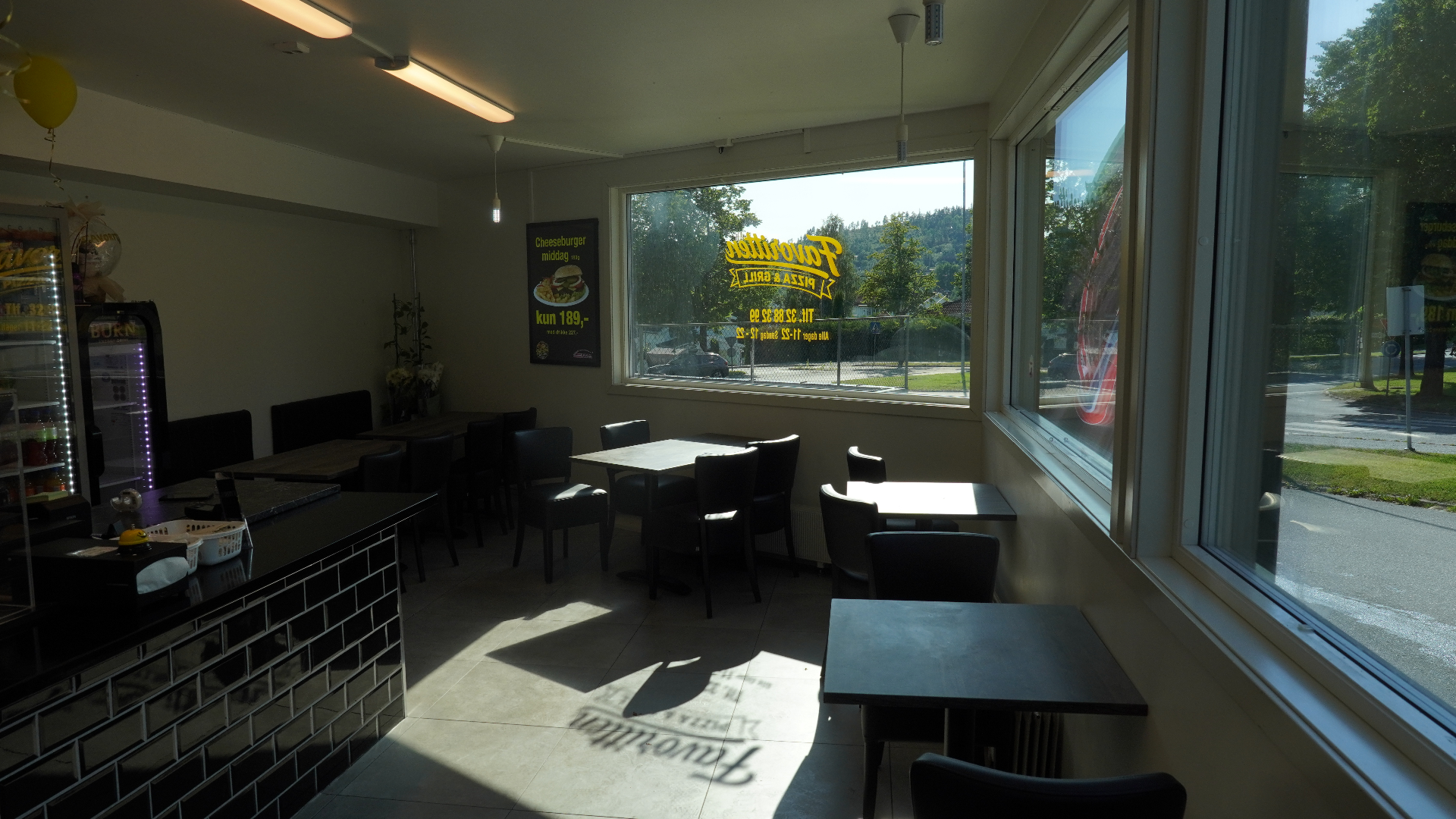 Sitteplasser og vindusfront i Favoritten Pizza & Grill, Bernåsbakken 2 Konnerud