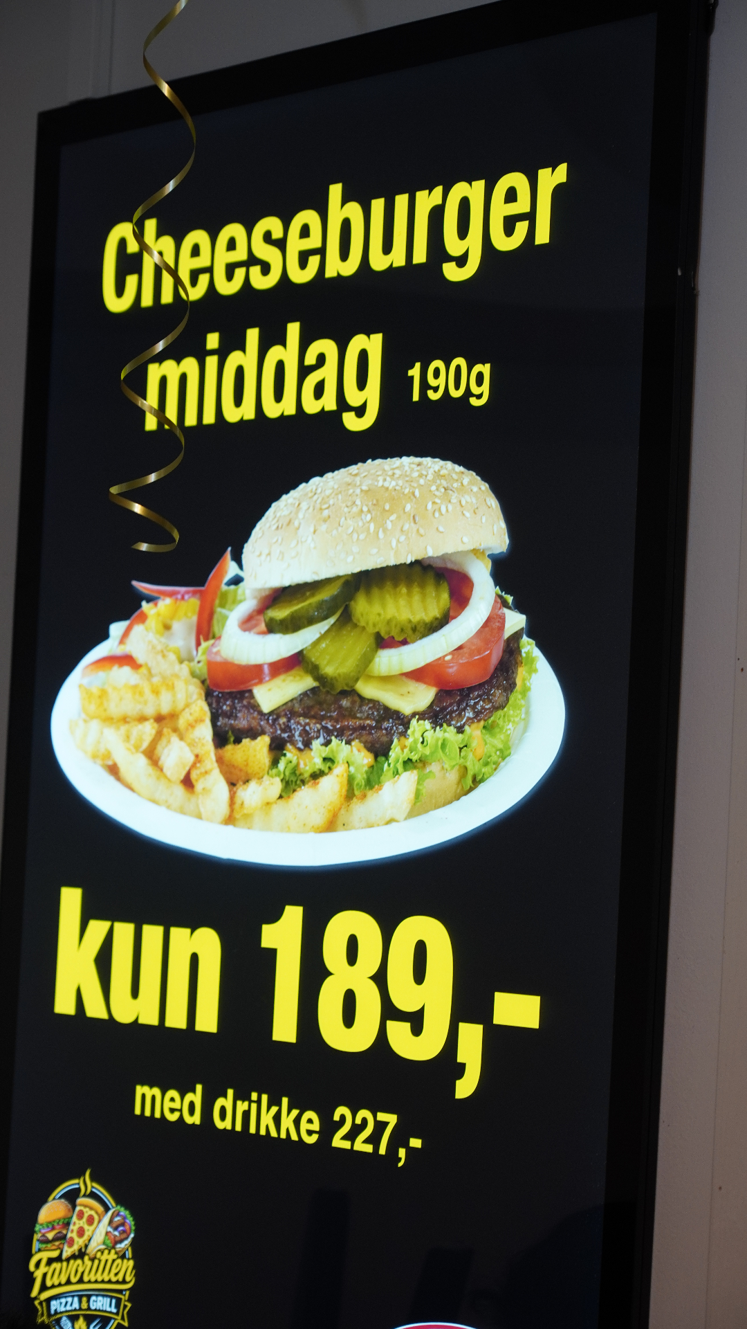 Plakat med Cheeseburger middag-tilbud for 189 kroner hos Favoritten Pizza & Grill i Drammen