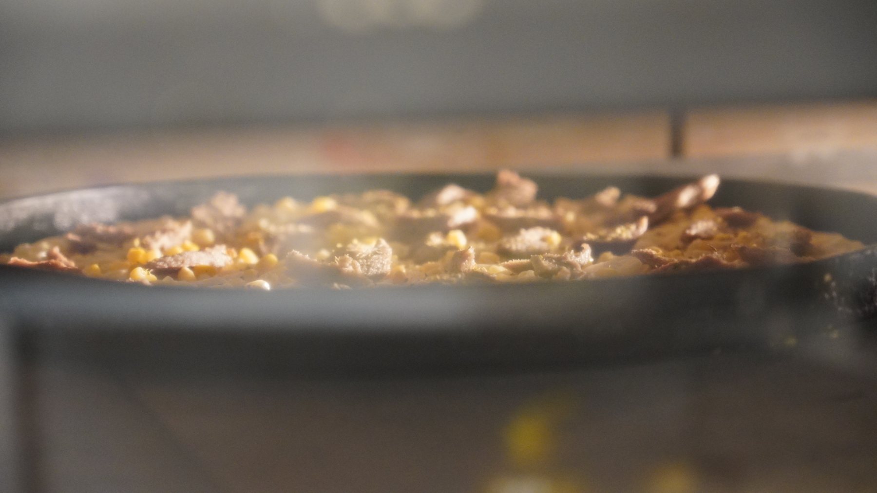 Pizza som steker i pizzaovnen hos Favoritten — kveldsmat i Drammen
