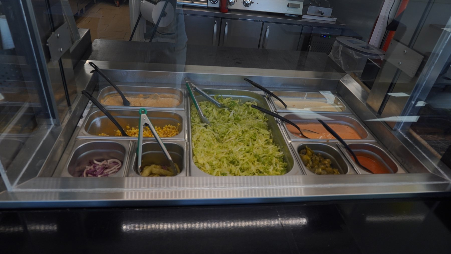 Fersk salatbar med grønnsaker, syltet løk og sauser hos Favoritten Pizza & Grill i Konnerud, Drammen
